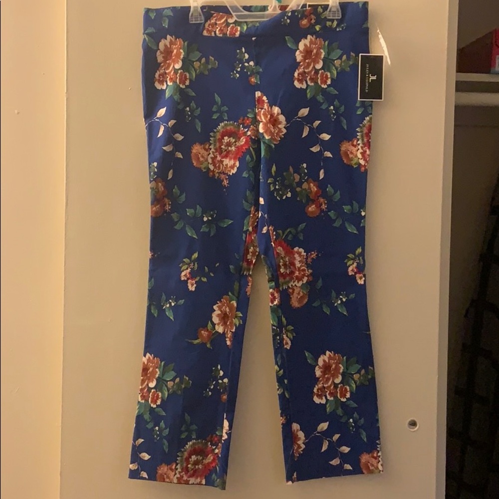 Pull on Kick Flare Capris